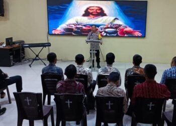 Personel Polresta Manado melaksanakan kegiatan Binrohtal (Bimbingan Rohani dan Mental), Kamis (21/12/2023).