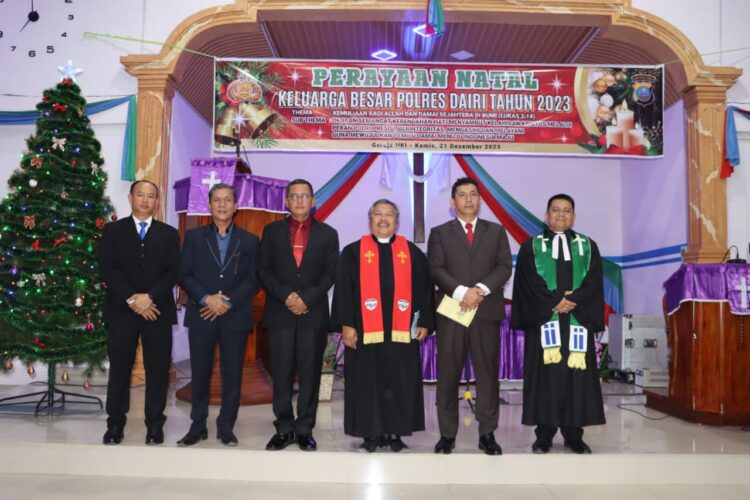 Polres Dairi Gelar Perayaan Natal Tahun 2023 yang dilaksanakan di Gereja HKI Sidikalang, Jalan Pakpak Kecamatan Sidikalang Kabupaten Dairi. Kamis 21-12-2023, sekira pukul 16.00 wib s/d 20.00 wib.