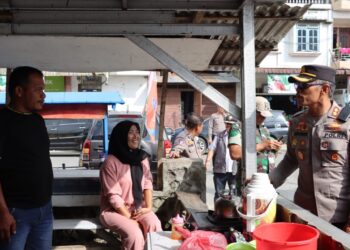 Kapolres Dairi AKBP Agus Bahari, S.I.K, SH, M.Si Lakukan kegiatan Program Jumat Curhat untuk lebih dekat dengan masyarakat, dalam menjalin Silaturahmi guna menciptakan Situasi kamtibmas di Kabupaten Dairi Tetap Kondusif. Adapun Kegiatan tersebut di gelar di Pusat Pasar Sidikalang, Jumat ( 22/12/2023).