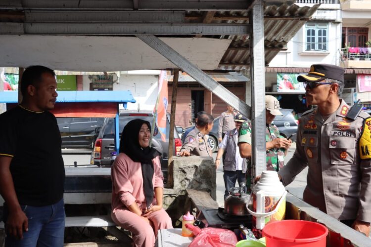 Kapolres Dairi AKBP Agus Bahari, S.I.K, SH, M.Si Lakukan kegiatan Program Jumat Curhat untuk lebih dekat dengan masyarakat, dalam menjalin Silaturahmi guna menciptakan Situasi kamtibmas di Kabupaten Dairi Tetap Kondusif. Adapun Kegiatan tersebut di gelar di Pusat Pasar Sidikalang, Jumat ( 22/12/2023).