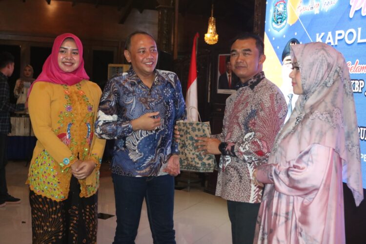 Forum Komunikasi Pimpinan Daerah (Forkopimda) Kota Tegal melepas Pejabat lama Kapolres Tegal Kota, AKBP Jaka Wahyudi, S.H., S.I.K., M.Si yang dimutasi menjadi Kapolres Blora, Kamis (21/12/2023) di Pendopo Ki Gede Sebayu, Komplek Balai Kota Tegal. Acara tersebut sekaligus menyambut pejabat baru Kapolres Tegal Kota, AKBP Rully Thomas, S.H., S.I.K., M.I.K, yang sebelumnya menjabat Kasi Binyan BPKB Subdit BPKB DitRegident Korlantas Polri.