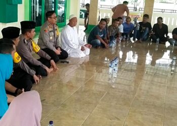 DUDUK BERSAMA: Kapolresta Deliserdang AKBP Raphael Sandhy Cahya Priambodo,SIK, bersama dengan Kabag Ren Kompol Mahyu Daniel Noor, Kabag Log Kompol Soedarjanto dan Kasat Narkoba Kompol Sabastian Ramahadim Saurman Saragih, S.Sos, S.IK duduk bersama warga di Mesjid Rahmatullah Jalan Keluarga Kelurahan  Paluh Kemiri Kecamatan Lubukpakam, Jumat (22/12/23). (Foto Dok/ Polresta DS)