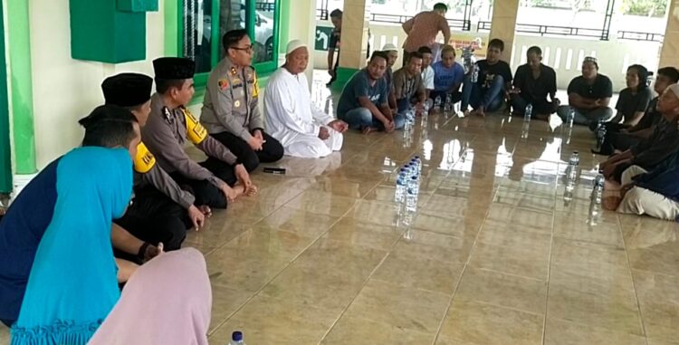 DUDUK BERSAMA: Kapolresta Deliserdang AKBP Raphael Sandhy Cahya Priambodo,SIK, bersama dengan Kabag Ren Kompol Mahyu Daniel Noor, Kabag Log Kompol Soedarjanto dan Kasat Narkoba Kompol Sabastian Ramahadim Saurman Saragih, S.Sos, S.IK duduk bersama warga di Mesjid Rahmatullah Jalan Keluarga Kelurahan  Paluh Kemiri Kecamatan Lubukpakam, Jumat (22/12/23). (Foto Dok/ Polresta DS)