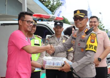 Kapolres Dairi AKBP Agus Bahari P.A, S.I.K, S.H, M.Si bersama dengan Dandim 0206/Dairi dan Instansi terkait lakukan Pengecekan Personil yang Melaksanakan Tugas di Pos Pengamanan dan Pos Pelayanan Operasi Lilin Toba-2023 yang Berada di Wilayah Hukum Polres Dairi. Jumat 22-12-2023.