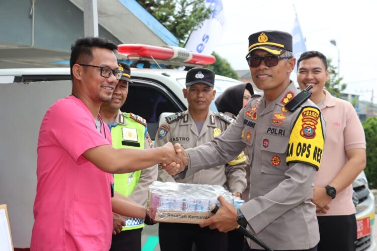 Kapolres Dairi AKBP Agus Bahari P.A, S.I.K, S.H, M.Si bersama dengan Dandim 0206/Dairi dan Instansi terkait lakukan Pengecekan Personil yang Melaksanakan Tugas di Pos Pengamanan dan Pos Pelayanan Operasi Lilin Toba-2023 yang Berada di Wilayah Hukum Polres Dairi. Jumat 22-12-2023.