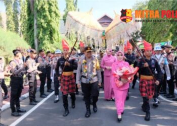 Kepala Kepolisian Daerah (Kapolda) Sulawesi Selatan yang baru Irjen Pol. Andi Rian R. Djajadi didampingi sang istri Ny.Dewwy Andi Rian, meginjakkan kakinya di Mapolda Sulsel, Jum’at (22/12/2023).