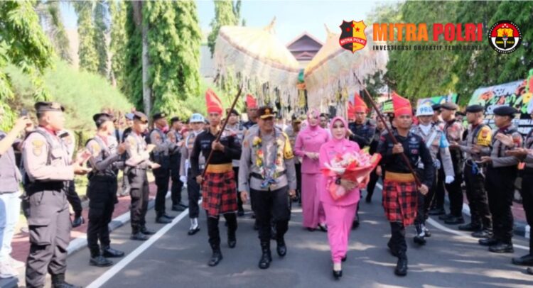 Kepala Kepolisian Daerah (Kapolda) Sulawesi Selatan yang baru Irjen Pol. Andi Rian R. Djajadi didampingi sang istri Ny.Dewwy Andi Rian, meginjakkan kakinya di Mapolda Sulsel, Jum’at (22/12/2023).