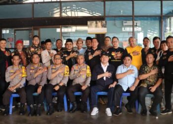 Kapolda Sulut, Irjen Pol Setyo Budiyanto, memimpin Kegiatan Audiens Bersama Organisasi Masyarakat di Rumah Kopi Billy Kawasan Megamas Kota Manado. Acara ini dihadiri oleh sejumlah tokoh penting, seperti Kapolresta Manado Kombes Pol Julianto Sirait, Dirkrimsus Polda Sulut, Dirkrimum Polda Sulut, serta beberapa pejabat lainnya pada hari Jumat, 22 Desember 2023, Pukul 09.20 Wita.
