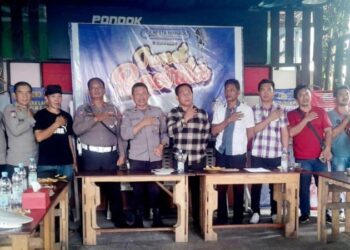 Polresta Manado mengadakan kegiatan “Jumat Bacirita” di kantin presisi Polresta Manado. Acara tersebut dihadiri oleh sejumlah pejabat, termasuk Wakapolresta Manado AKBP Faisol Wahyudi, Kasat Binmas Polresta Manado Kompol Arie Najoan, S.H, dan lainnya. Topik utama yang dibahas adalah upaya pencegahan kejahatan jalanan dan pemberantasan premanisme pada hari Jumat, 22 Desember 2023, pukul 09.00 WITA.