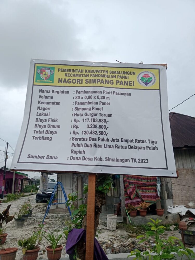 Papan informasi Proyek pembangunan parit pasangan di Huta Gurgur Toruan, nagori Simpang Panei, kecamatan Panombean Panei, kabupaten Simalungun (Sumut)