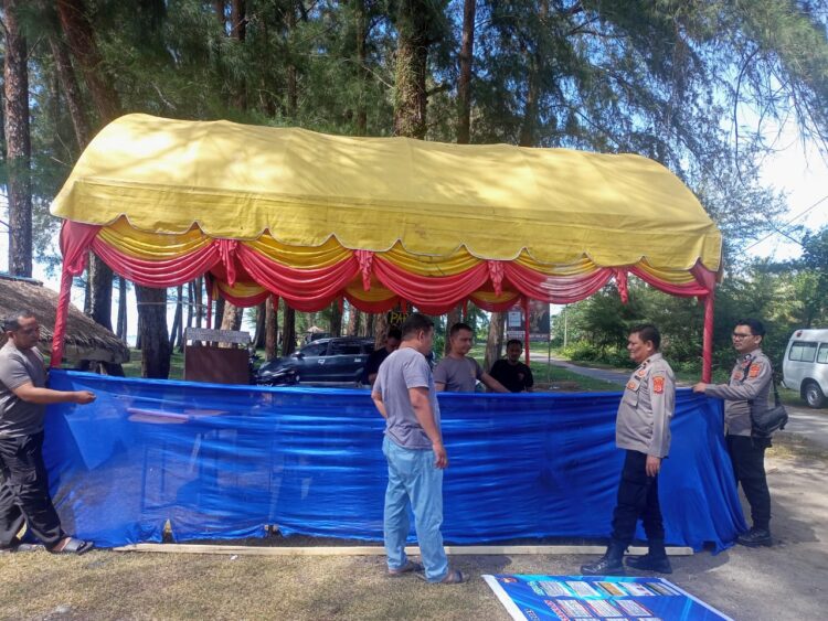 Sejumlah personil Polres Nagan Raya Sabtu (23/12/23), dibantu personil Polsek Kuala Pesisir mendirikan posko pengamanan disejumlah titik, salah satu titik terlihat di pantai Naga Permai Kecamatan Kuala Pesisir, kawasan wisata yang ramai dikunjungi warga saat liburan tiba.