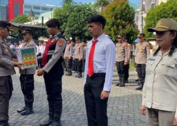 Kapolresta Manado, Kombes Pol Julianto Sirait, mengadakan acara pemberian bingkisan Natal secara simbolis kepada Personel Polresta Manado. Acara berlangsung di Lapangan Apel Polresta Manado, di mana suasana kebersamaan dan semangat Natal sangat terasa pada Sabtu, 23 Desember 2023.