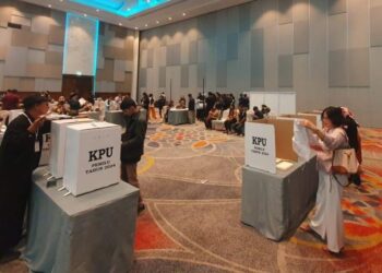 Satgas Preemtif Ops Matap Brata Polresta Manado berhasil sukses dalam menjalankan tugasnya untuk mengamankan simulasi pemungutan dan perhitungan suara dalam Pemilu 2024 di Kantor Komisi Pemilihan Umum (KPU) Kota Manado. Dengan kewaspadaan dan kedisiplinan yang tinggi, petugas berhasil menciptakan lingkungan yang aman dan kondusif selama pelaksanaan simulasi, Jumat (22/12/2023).