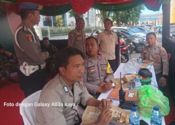 Kanit Paminal Iptu Putu Wiyono bersama anggota Provos Bripka Zulfikar melakukan kegiatan kontrol di Pos Pam TKB. Kehadiran mereka bertujuan untuk memastikan bahwa situasi di sekitar Pos Pam TKB tetap kondusif dan aman, Sabtu (23/12/2023).
