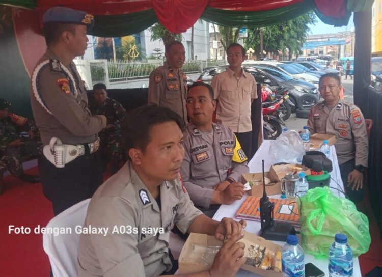 Kanit Paminal Iptu Putu Wiyono bersama anggota Provos Bripka Zulfikar melakukan kegiatan kontrol di Pos Pam TKB. Kehadiran mereka bertujuan untuk memastikan bahwa situasi di sekitar Pos Pam TKB tetap kondusif dan aman, Sabtu (23/12/2023).