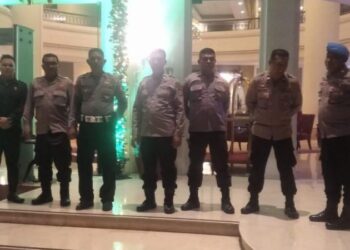 Personel Polresta Manado yang tergabung dalam Operasi Mantap Brata (OMB) berhasil sukses mengamankan kegiatan nobar debat cawapres 2024 di sembilan lokasi berbeda dalam wilayah hukum Polresta Manado. Dengan kewaspadaan dan koordinasi yang baik, petugas berhasil menciptakan lingkungan yang aman dan kondusif bagi masyarakat yang ingin menyaksikan debat tersebut secara bersama-sama, Jumat (22/12/2023).