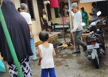 TERSENGAT ARUS LISTRIK: Jenazah Azka Falevi dan Zaki Alfarizi tewas tersengat arus listrik di Jalan Maphilindo Gang Buntu Lingkungan XI Kelurahan Glugur Darat II Kecamatan Medan Timur, Sabtu (23/12/2023).(Foto Dok/Warga)