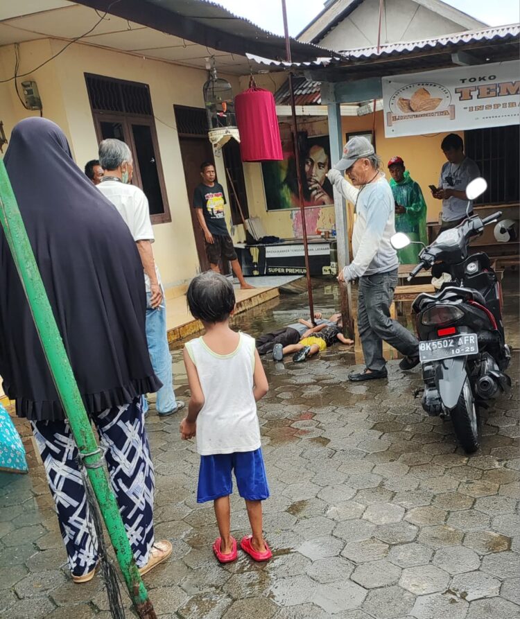 TERSENGAT ARUS LISTRIK: Jenazah Azka Falevi dan Zaki Alfarizi tewas tersengat arus listrik di Jalan Maphilindo Gang Buntu Lingkungan XI Kelurahan Glugur Darat II Kecamatan Medan Timur, Sabtu (23/12/2023).(Foto Dok/Warga)