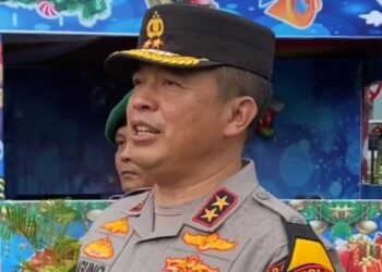 TINJAU POS PAM: Kapolda Sumut, Irjen Pol Agung Setya Imam Effendi meninjau pos Pam pengamanan Natal, Minggu (24/12/2023). ( Foto Dok/ Polda Sumut)