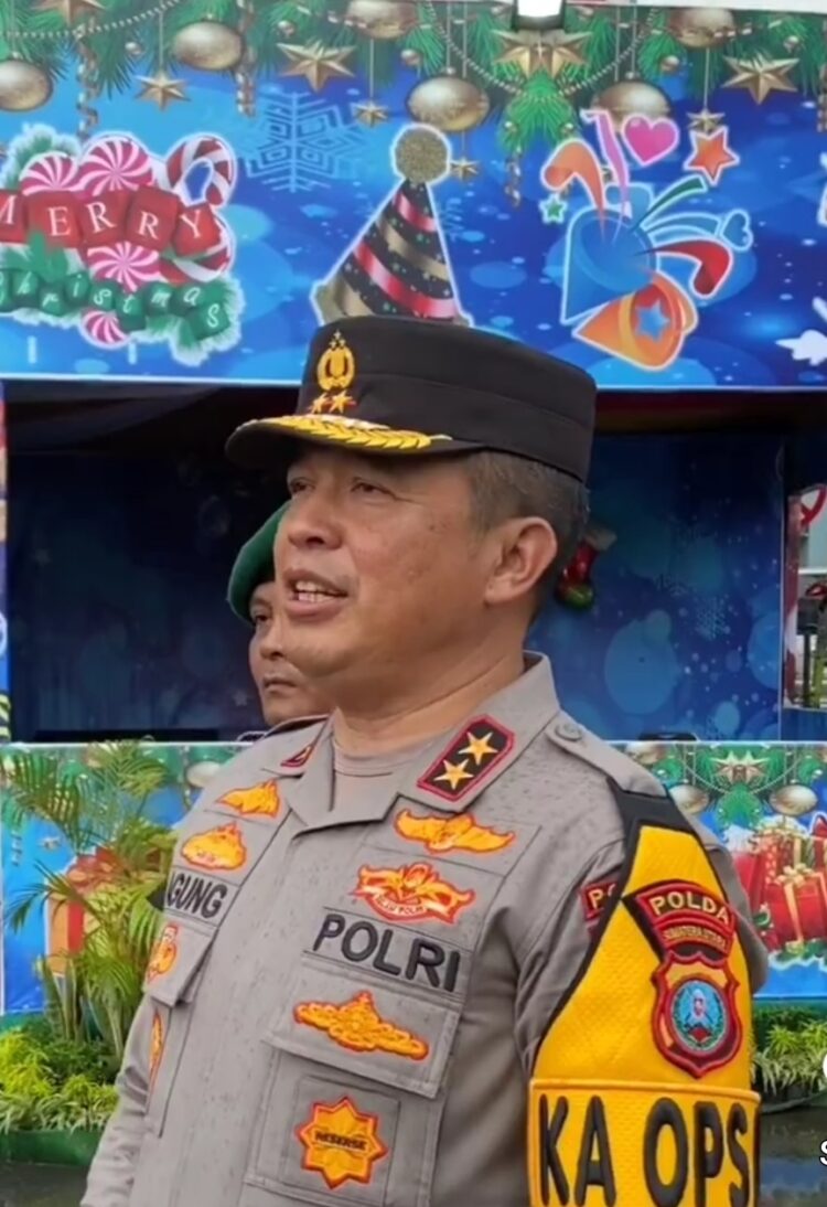 TINJAU POS PAM: Kapolda Sumut, Irjen Pol Agung Setya Imam Effendi meninjau pos Pam pengamanan Natal, Minggu (24/12/2023). ( Foto Dok/ Polda Sumut)