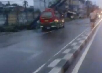 TIMPA ANGKOT: Tiang listrik tumbang dan menimpa angkot di Jalan Prof HM Yamin dekat Simpang Jalan Aksara, Medan, Minggu (24/12/2023).(Foto Dok/Warga)