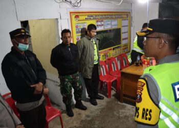 Kapolres Dairi, AKBP Agus Bahari P.A, S.I.K, SH, M.Si melakukan pengecekan terhadap pos pengamanan dan pos pelayanan yang berada di wilayah Kabupaten Dairi, Senin (25/12/2023) dini hari pukul 01.00 WIB.