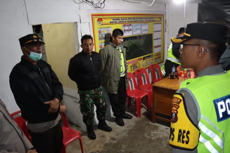 Kapolres Dairi, AKBP Agus Bahari P.A, S.I.K, SH, M.Si melakukan pengecekan terhadap pos pengamanan dan pos pelayanan yang berada di wilayah Kabupaten Dairi, Senin (25/12/2023) dini hari pukul 01.00 WIB.