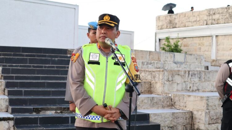 Polresta Manado melaksanakan Apel Ops Lilin 2023 kesiapan pengamanan Rangkaian ibadah Natal di gereja – geraja wilayah Polresta Manado. Apel tersebut digelar di God Bless Park Kota Manado dan dipimpin langsung oleh Kapolresta Manado, Kombes Pol Julianto Sirait, Minggu (24/12/2023).