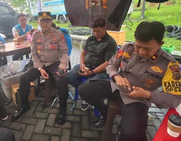 Personel Polresta Manado yang tergabung dalam Operasi Mantap Brata berhasil menjaga keamanan dan kelancaran pelaksanaan Christmas Celebration Concert di Wisma Lorenzo, Desa Lotta. Acara yang dihadiri oleh Calon Wakil Presiden Gibran Rakabuming Raka berjalan lancar tanpa kendala keamanan, Sabtu (23/12/2023)