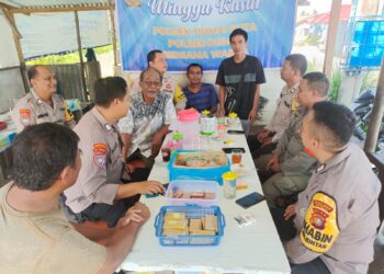 Polres Dumai melalui Polsek Dumai Kota, Minggu (24/12/2023) menggelar Minggu Kasih di Jalan Leppin RT. 023 Kelurahan Sukajadi Kecamatan Dumai Kota.