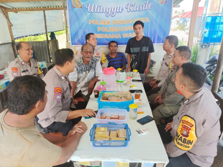 Polres Dumai melalui Polsek Dumai Kota, Minggu (24/12/2023) menggelar Minggu Kasih di Jalan Leppin RT. 023 Kelurahan Sukajadi Kecamatan Dumai Kota.