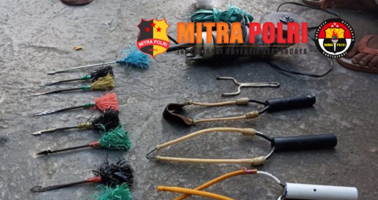 Seorang pemuda bernama Renaldi (21) di Kabupaten Gowa, Sulawesi Selatan (Sulsel) menjadi korban pembusuran oleh orang tak dikenal (OTK) saat sedang berkendara. Polisi kini memburu pelaku.