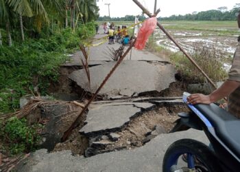 Imbas dari hujan deras dan debit air saluran pembuangan yang tinggi, menyebabkan Ruas jalan Gampong Leuhong, Kecamatan Paya Bakong, Kabupaten Aceh Utara amblas, Senin 25 Desember 2023. Pantauan media, tampak terlihat ruas jalan penghubung Gampong Leuhong-Keude Paya Bakong, Kecamatan Paya Bakong amblas.
