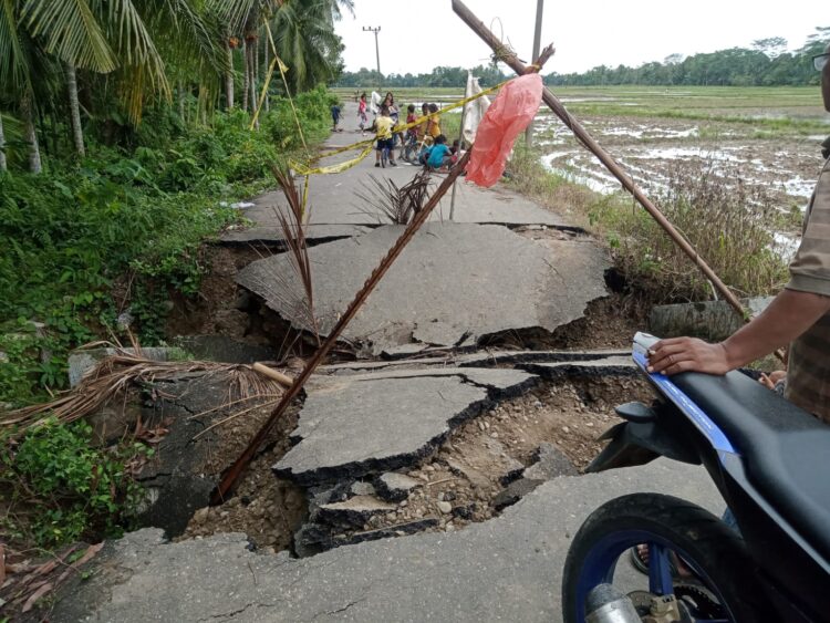 Imbas dari hujan deras dan debit air saluran pembuangan yang tinggi, menyebabkan Ruas jalan Gampong Leuhong, Kecamatan Paya Bakong, Kabupaten Aceh Utara amblas, Senin 25 Desember 2023. Pantauan media, tampak terlihat ruas jalan penghubung Gampong Leuhong-Keude Paya Bakong, Kecamatan Paya Bakong amblas.