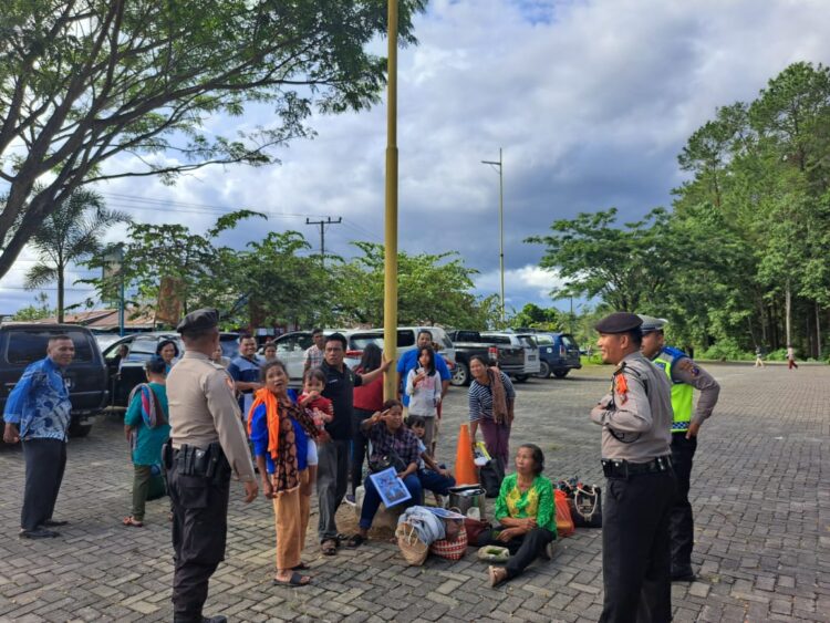 Personil POS YAN SITINJO Kabupaten DAIRI pelaksanaan OPS LILIN TOBA 2023 Polres Dairi melakukan kegiatan Patroli di Taman Wisata Iman Kabupaten Dairi. Selasa 26-12-2022.