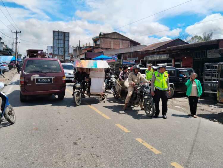 Polres Dairi gelar Pengaturan di Jalan Lintas Sidikalang-medan yang berlokasi di Pekan Sumbul Kecamatan Sumbul Kabupaten Dairi. Selasa 26-12-2023.
