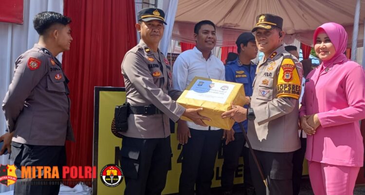 Kapolres Sidrap AKBP Erwin Syah, S.I.K.M.H didampingi oleh Ketua Bhayangkari Ny Siska Erwin Syah, Waka Polres Kompol Ahmad Rosma, SH dan PJU melakukan pengecekan Posko Pengamanan dan Pelayanan Operasi Lilin 2023. Rabu (27/12/2023).