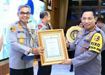 Kepala Kepolisian Daerah (Kapolda) Sulawesi Utara (Sulut) Irjen Pol Setyo Budiyanto menerima penghargaan di bidang pengawasan melekat (Waskat) dari Kapolri Jenderal Polisi Listyo Sigit Prabowo. Penghargaan diberikan saat kegiatan release akhir tahun yang dipimpin langsung Kapolri, di Rupatama Mabes Polri, Rabu (27/12/2023).