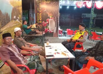 Personel Polsek Nisam menyambangi warga di warung kopi (warkop) menyampaikan pesan Kamtibmas, kegiatan tersebut dilakukan personel saat menggelar patroli rutin di seputaran Kecamatan Nisam, Aceh Utara, wilayah hukum Polres Lhokseumawe,malam kamis (27/12/2023).