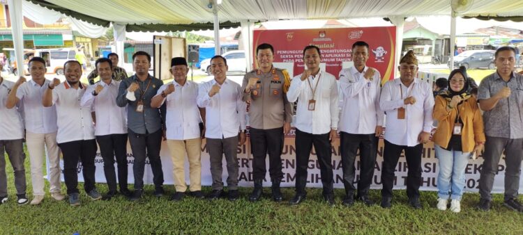 Kesiapan Simalungun dalam menghadapi pemilihan umum tahun 2024 mendapat sorotan setelah Komisi Pemilihan Umum Daerah (KPU Kab. Simalungun) melaksanakan simulasi pemungutan dan penghitungan suara yang diintegrasikan dengan penggunaan aplikasi Sirekap. Kegiatan yang berlangsung pada Rabu, 27 Desember 2023, ini dihadiri oleh AKBP Ronald F.C Sipayung selaku Kapolres Simalungun beserta pejabat dan lembaga terkait lainnya.