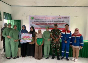 Kodim 0103/Aceh Utara bersama PT Pertamina Hulu Energi (PHE) NSO bekerja sama memberikan bantuan beasiswa dan pembagian sembako kepada masyarakat dalam acara kegiatan program pengembangan masyarakat (PPM) bidang pendidikan di wilayah operasi PHE NSO bertempat di Koramil 01/Mrs. Jalan Medan Banda Aceh, Desa Batuphat Barat, Kecamatana Muara Satu Kota Lhokseumawe, Rabu (27/12/2023).