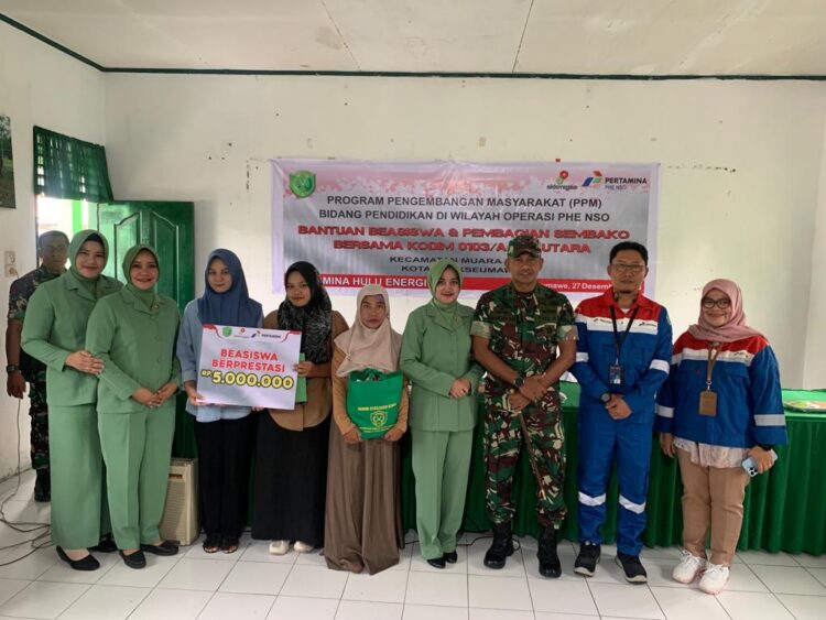 Kodim 0103/Aceh Utara bersama PT Pertamina Hulu Energi (PHE) NSO bekerja sama memberikan bantuan beasiswa dan pembagian sembako kepada masyarakat dalam acara kegiatan program pengembangan masyarakat (PPM) bidang pendidikan di wilayah operasi PHE NSO bertempat di Koramil 01/Mrs. Jalan Medan Banda Aceh, Desa Batuphat Barat, Kecamatana Muara Satu Kota Lhokseumawe, Rabu (27/12/2023).