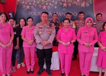 Ketua Bhayangkari Cabang Manado, Ny Melanie Julianto, beserta Wakil Ketua Bhayangkari Cabang Manado, Ny Lilis Faisol, menunjukkan kepedulian mereka terhadap para personil Pos Pengamanan Natal 2023 dan Tahun Baru 2024