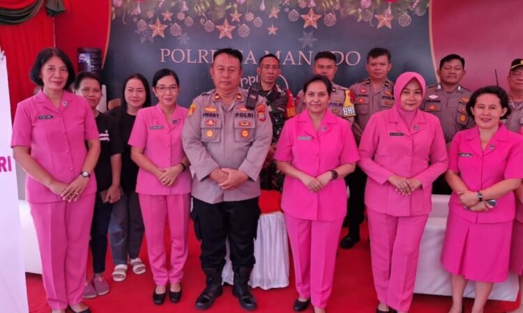 Ketua Bhayangkari Cabang Manado, Ny Melanie Julianto, beserta Wakil Ketua Bhayangkari Cabang Manado, Ny Lilis Faisol, menunjukkan kepedulian mereka terhadap para personil Pos Pengamanan Natal 2023 dan Tahun Baru 2024