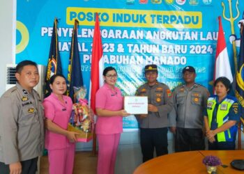 Dalam kunjungan tersebut, para pengurus Bhayangkari Polresta Manado tidak hanya hadir untuk menyampaikan salam Natal, tetapi juga memberikan bingkisan Natal sebagai ungkapan kepedulian dan kebersamaan di musim liburan ini. KSOP Manado juga turut hadir dalam acara tersebut, memperkuat sinergi antara kepolisian dan masyarakat.
