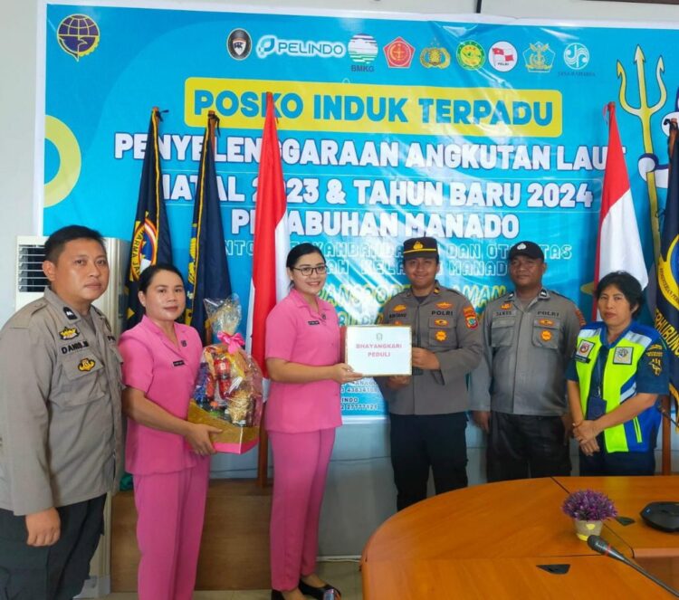 Dalam kunjungan tersebut, para pengurus Bhayangkari Polresta Manado tidak hanya hadir untuk menyampaikan salam Natal, tetapi juga memberikan bingkisan Natal sebagai ungkapan kepedulian dan kebersamaan di musim liburan ini. KSOP Manado juga turut hadir dalam acara tersebut, memperkuat sinergi antara kepolisian dan masyarakat.