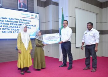 Sebanyak 76 Keluarga Penerima Manfaat (KPM) Program Keluarga Harapan (PKH) Graduasi Mandiri di Kota Sabang, menerima buku tabungan yang diserahkan oleh Pj Wali Kota Sabang Reza Fahlevi, di Aula Pulau Weh (Lt. 4) Kantor Wali Kota Sabang, Rabu (27/12/23).