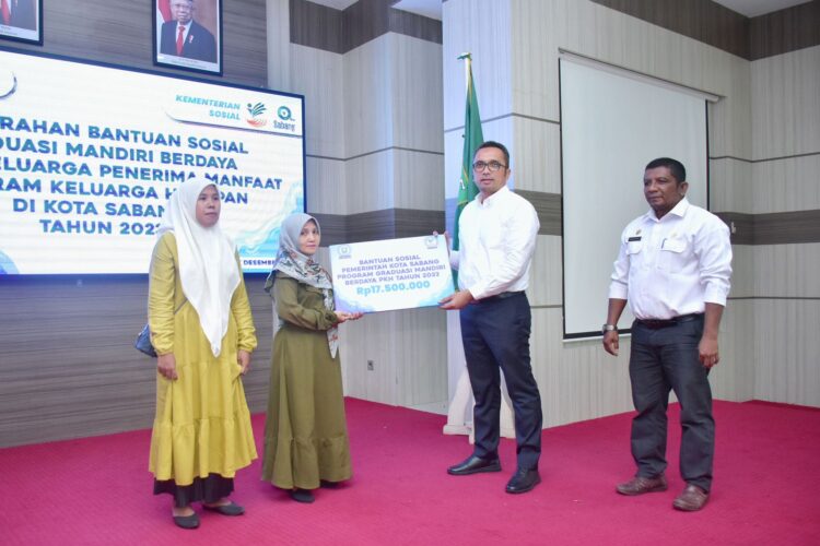 Sebanyak 76 Keluarga Penerima Manfaat (KPM) Program Keluarga Harapan (PKH) Graduasi Mandiri di Kota Sabang, menerima buku tabungan yang diserahkan oleh Pj Wali Kota Sabang Reza Fahlevi, di Aula Pulau Weh (Lt. 4) Kantor Wali Kota Sabang, Rabu (27/12/23).