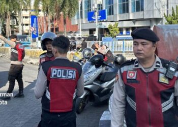 Patroli Rayon Samapta Polresta Manado kembali melaksanakan kegiatan turjawali pada pagi hari. Kegiatan ini melibatkan serangkaian tugas, mulai dari pengaturan lalu lintas, penjagaan area strategis, pengawalan, hingga patroli rutin di beberapa titik penting, Kamis (28/12/2023).