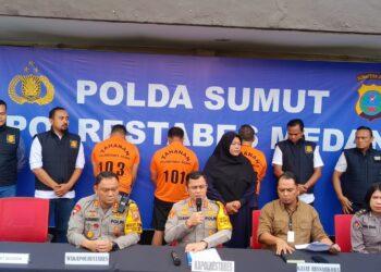 GAGALKAN PEREDARAN EKSTASI: Kapolrestabes Medan Kombes Pol Teddy Marbun didampingi Wakapolrestabes AKBP Anhar Rangkuti dan Kasat Narkoba AKBP John Hery Rakutta Sitepu memberikan keterangan pers terkait digagalkannya peredaran 15 ribu butir pil ekstasi serta dianankannya 3 tersangka berinisial DHH, JAS dan AA, di Mapolrestabes, Kamis (28/12/2023).(Foto Dok/ Polrestabes)